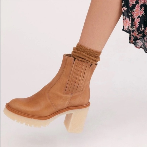 Free People l NIB James Chelsea Tan Leather Boots Size 38/8 - Picture 2 of 10